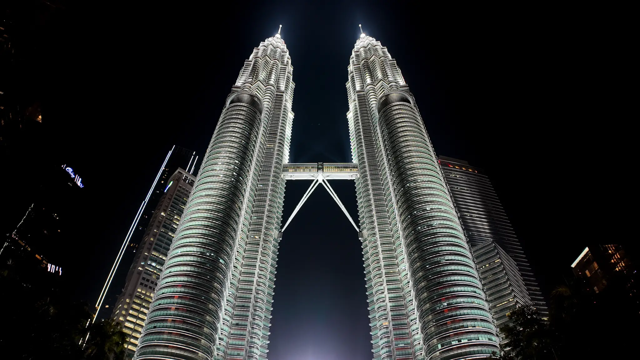 The Petronas Twin Towers lit up at night